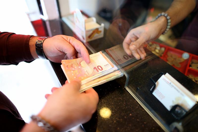 La lira turca cae a su mÃ­nimo histÃ³rico frente al euro y el dÃ³lar
